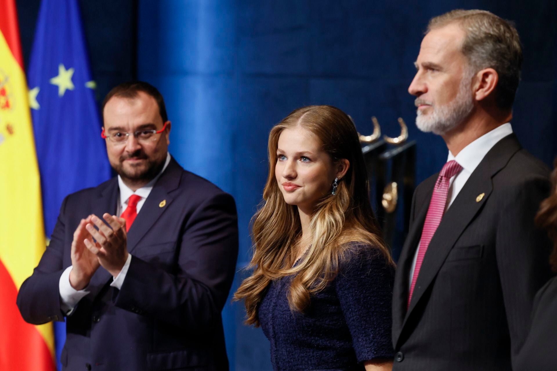 El Rey Felipe VI, la Princesa Leonor (c) y el presidente del Principado de Asturias, Adrián Barbón (i), durante la gala de la 43º edición de los Premios Princesa de Asturias que se celebra este viernes en el Teatro Campoamor, en Oviedo. EFE/Ballesteros