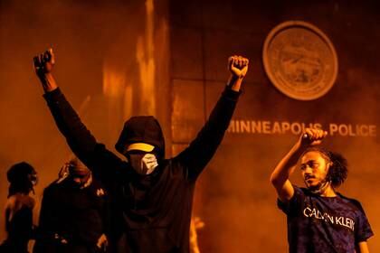 Un manifestante celebra ante la estación de policía en llamas. REUTERS/Carlos Barria