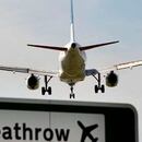 Un hombre cayó desde el tren de aterrizaje de un avión de Kenya Airways cuando la aeronave se aproximaba para aterrizar en el Aeropuerto de Heathrow el domingo 30 de junio de 2019.