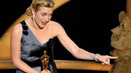 Kate Winslet recibiendo uno de los tantos galardones que cosechó a lo largo de su carrera