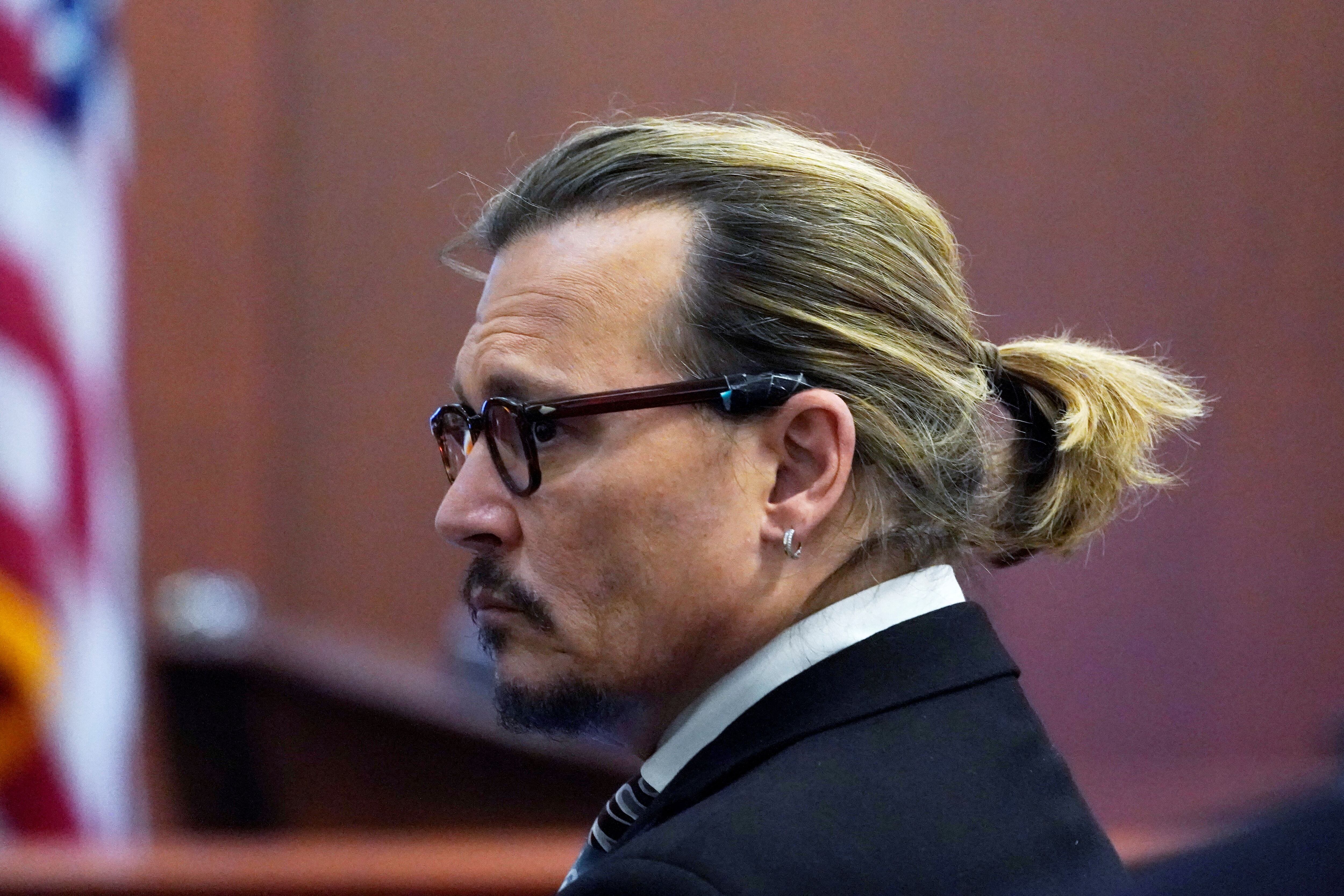 Johnny Depp conta como Amber Heard Cortou parte do seu dedo con uma ga