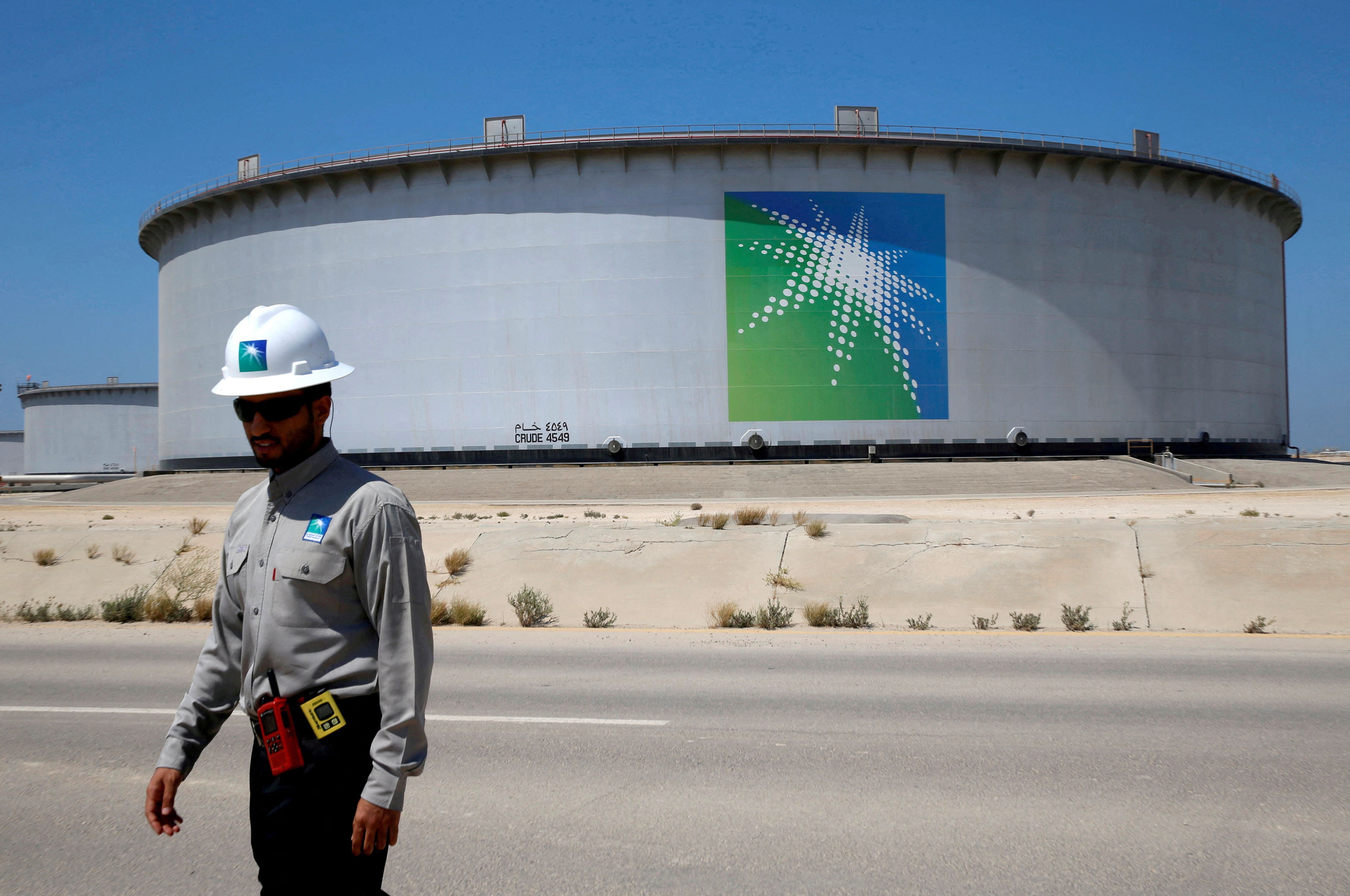 Un empleado de Aramco camina cerca de un tanque de petróleo en la refinería y terminal petrolera Ras Tanura de Saudi Aramco en Arabia Saudita el 21 de mayo de 2018. REUTERS/Ahmed Jadallah/File Photo