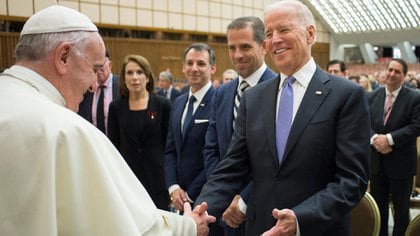 El Papa Francisco y Joe Biden, cuando era Vicepresidente de los Estados Unidos, durante un encuentro protocolar en Washington 