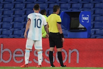 El instante en el que Claus observa la jugada en el VAR y Messi lo contempla (REUTERS/Marcelo Endelli)