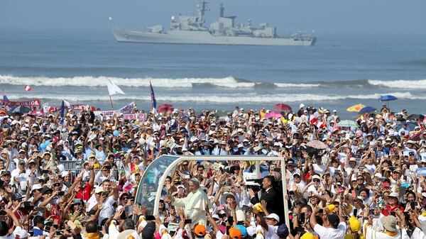 El Papa recorre la playa de Huanchaco, en Trujillo (Reuters)