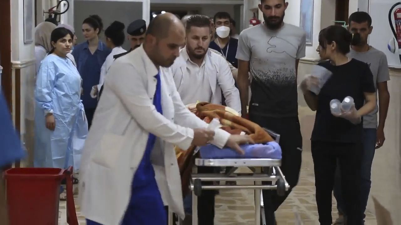 Esta imagen tomada de un video muestra personal médico llevando a una persona en un hospital en Hamdaniya, en la provincia de Nineveh, Irak, el miércoles 27 de septiembre de 2023 (AP Foto)