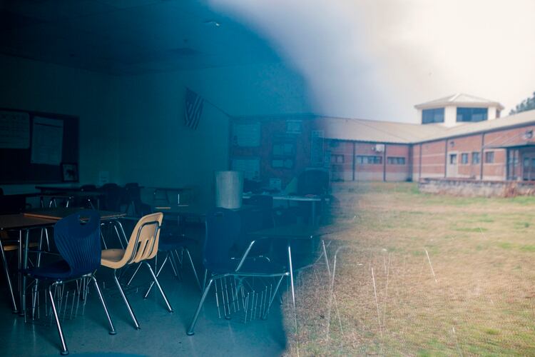 Un aula vacía en la Escuela Intermedia Bear Creek en Fairburn, Georgia, 10 de marzo de 2020. Se debe convencer a los estadounidenses de que se queden en casa, según expertos expertos en epidemias, y se estableció un sistema para aislar a los infectados y cuidarlos fuera del hospital. hogar; las restricciones de tavel deben extenderse; Las producciones de máscaras y ventiladores deben acelerarse y los problemas de prueba deben resolverse (Melissa Golden / The New York Times)