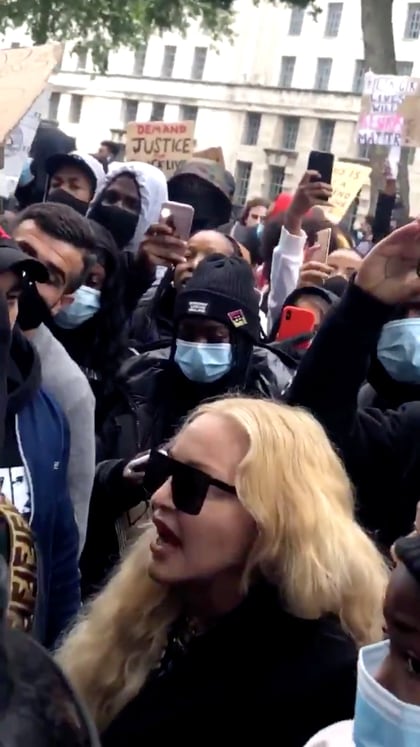 Madonna participó ayer de la movilización "Black Lives Matter" en Londres 