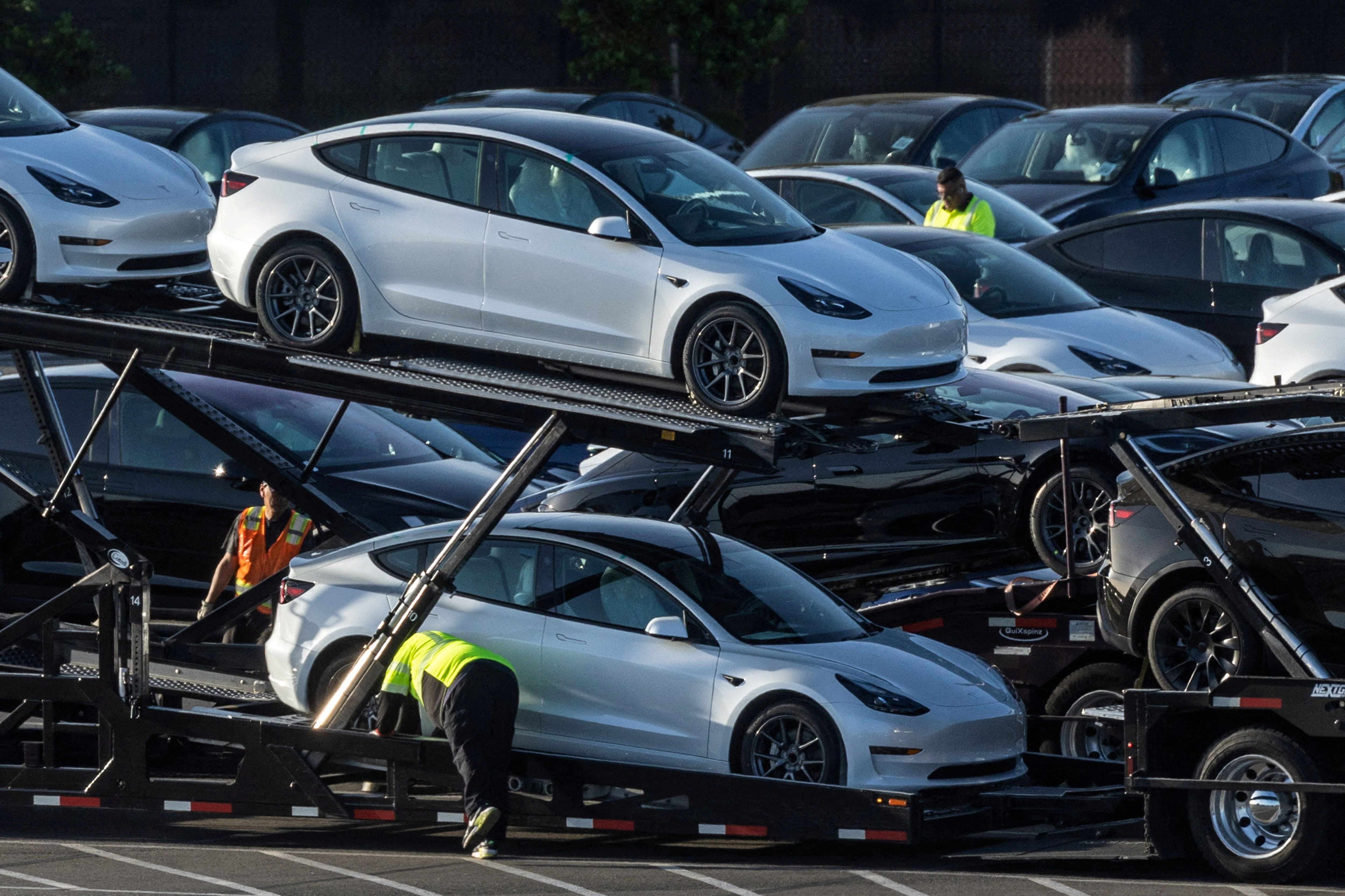 Aunque Tesla fue una de las marcas que más autos vendió en muchos países fuera de Estados Unidos, la rentabilidad de las operaciones cayó en gran medida por el recorte de precios que decidió aplicar Elon Musk (REUTERS/Carlos Barria/File Photo)