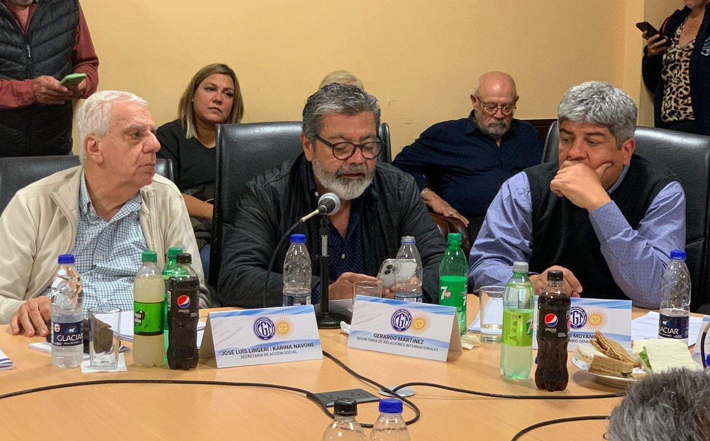Gerardo Martínez, en una reunión del Consejo Directivo de la CGT, flanqueado por Pablo Moyano y José Luis Lingeri