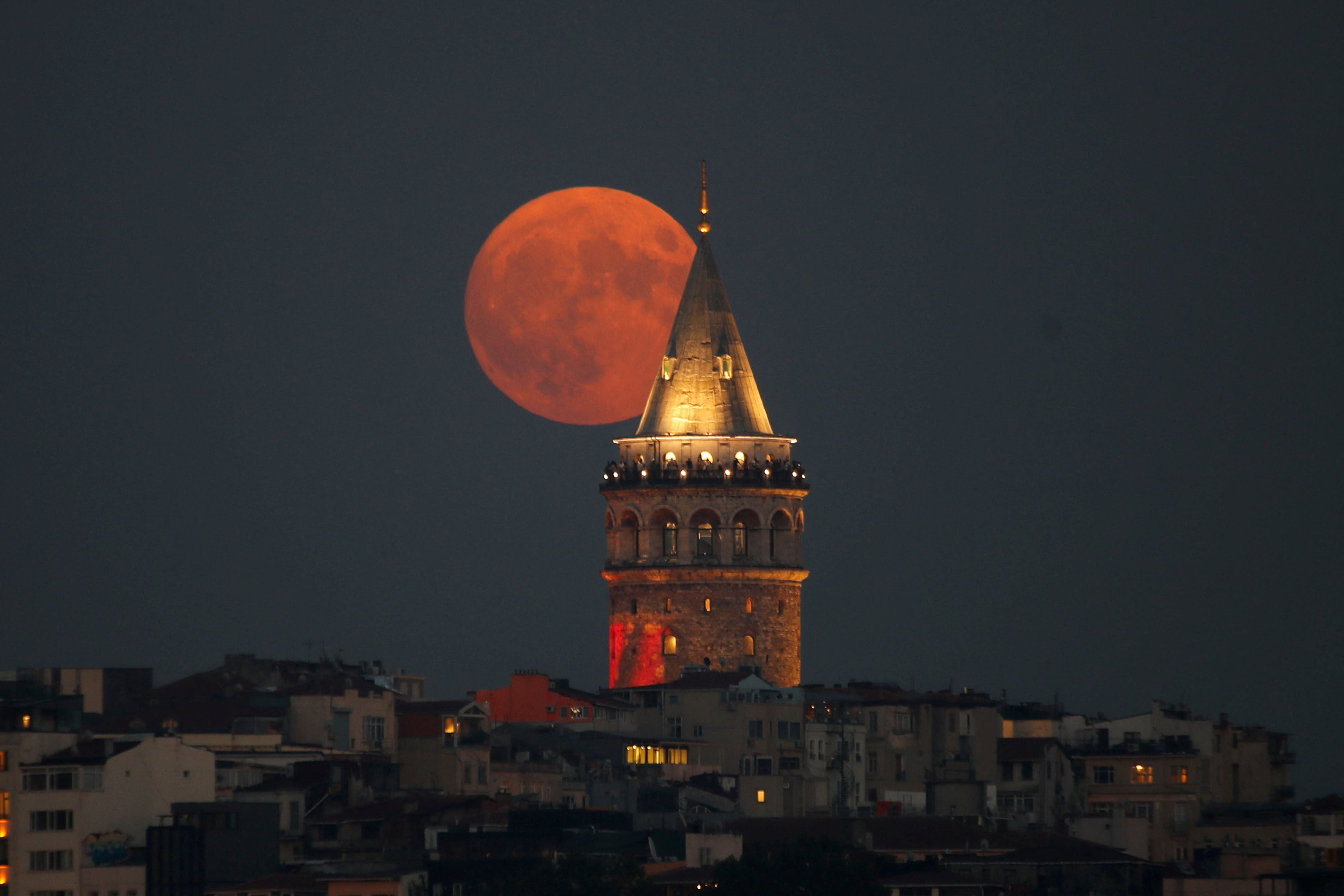 Luna llena detrás de la Torre Gálata en Estambul. (REUTERS)