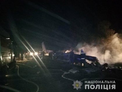 Imagen del avión siniestrado luego de que los rescatistas sofocaran el incendio producido al estrellarse. Foto: Policía de Ucrania via Reuters