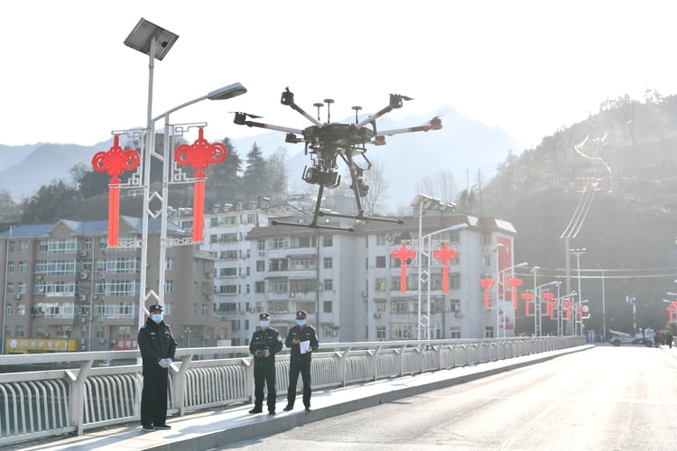 En China, que utiliza la tecnología para el control de sus ciudadanos, se envían drones para identificar a personas que no llevan mascarilla facial (China Daily vía Reuters)