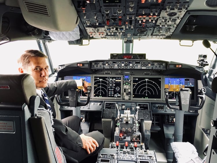 La cabina de una Boeing 737 MAX. La automatizaciÃ³n de procesos de vuelo ha sido una tendencia de la industria aerocomercial en las Ãºltimas dÃ©cadas