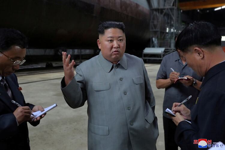 El dictador de Corea del Norte Kim Jong-un durante una visita a una fabrica de submarinos (KCNA via REUTERS)