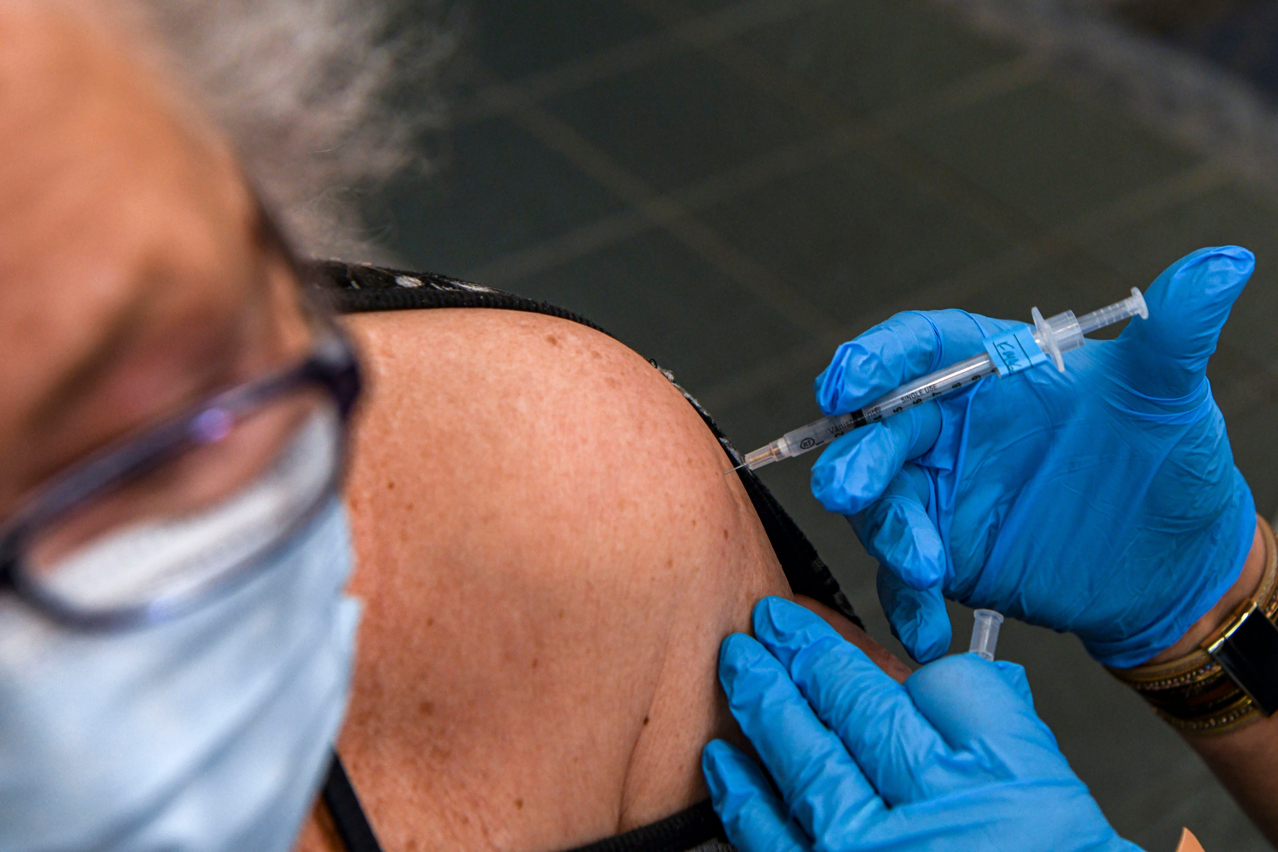 Una residente de Maryland recibe la vacuna contra el COVID-19 en el Centro Médico Meritus, en Hagerstown, Maryland, el 22 de febrero de 2022. (Kenny Holston/The New York Times)