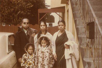 Kamala Harris (centro) en la infancia, con sus abuelos, su hermana menor y su madre, Shyamala Gopalan. (Campaña de Joe Biden vía The New York Times)