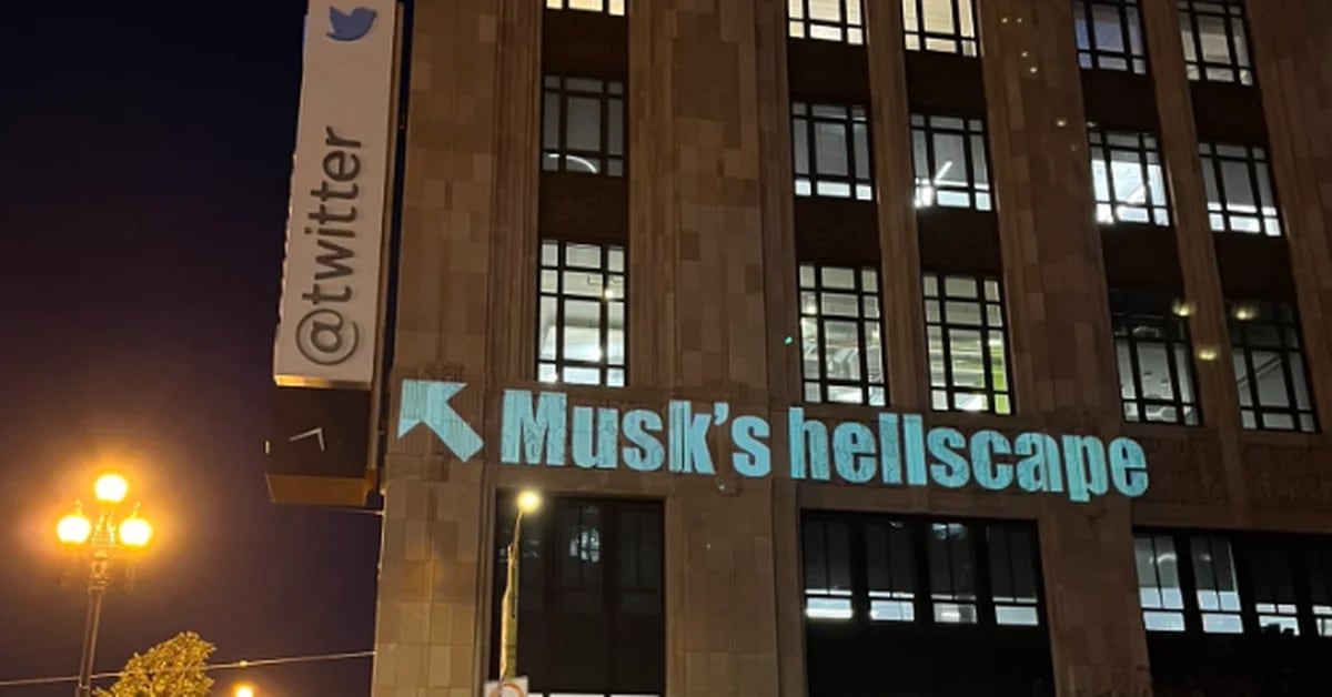 Centos de insultos contra Elon Musk fueron proyectados en las oficinas de Twitter tras la renuncia masiva de empleados