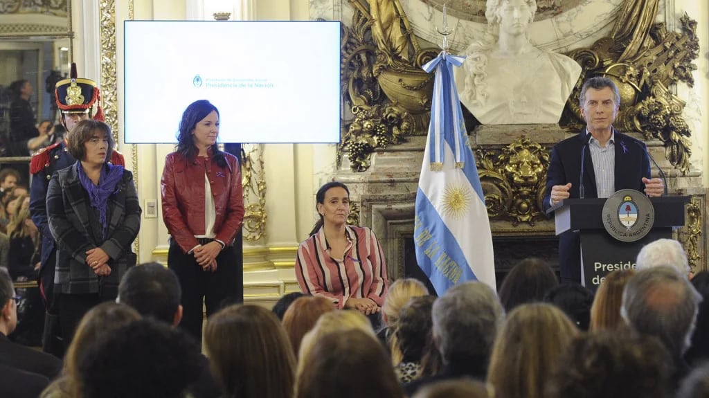 De izquierda a derecha: Fabiana Tuñez (Consejo Nacional de las Mujeres), Carolina Stanley (Desarrollo Social), la vicepresidenta Gabriela Michetti y el presidente Mauricio Macri. (Télam)