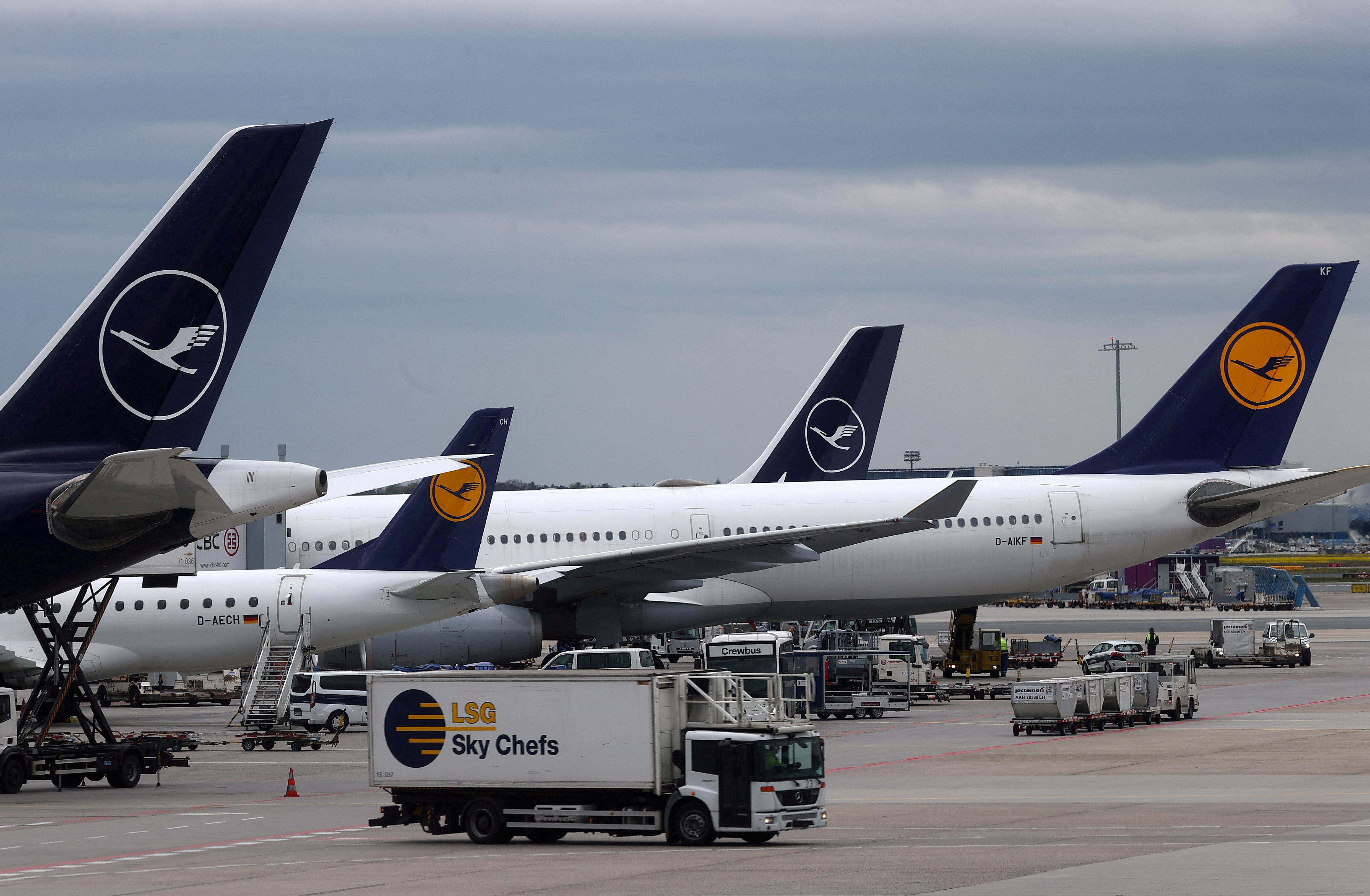 Según el presidente de Lufthansa la aerolínea tendría que enviar unos 18.000 vuelos innecesarios y casi vacíos para mantener sus franjas horarias en los aeropuertos europeos. REUTERS/Kai Pfaffenbach/File Photo/File Photo
