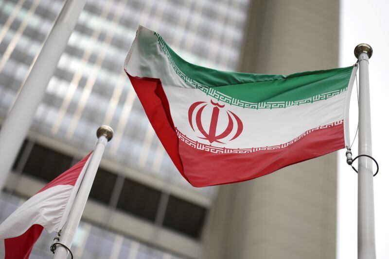 Imagen de archivo de la bandera iraní ondeando frente a la sede del regulador nuclear de la ONU (OIEA) en Viena, Austria. 24 de mayo, 2021. REUTERS/Lisi Niesner/Archivo