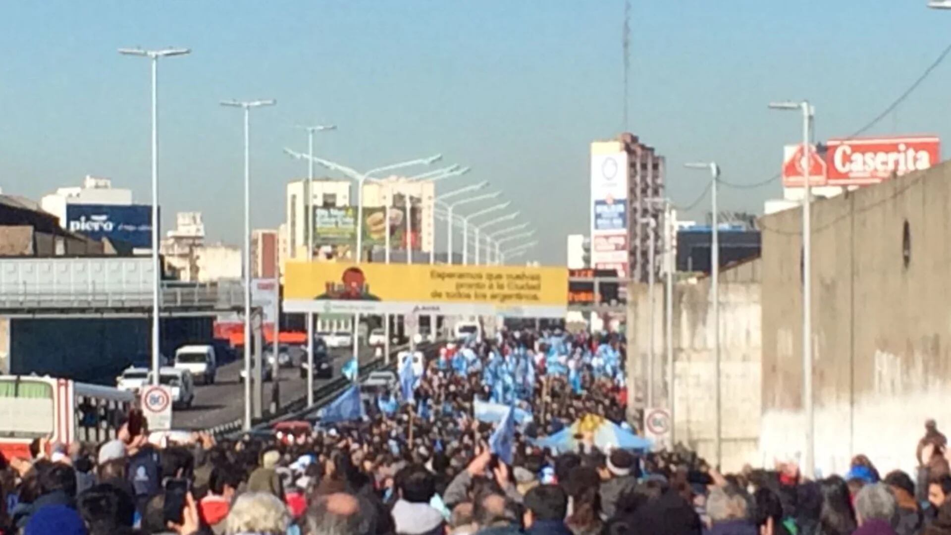 El Puente Pueyrredón colmado