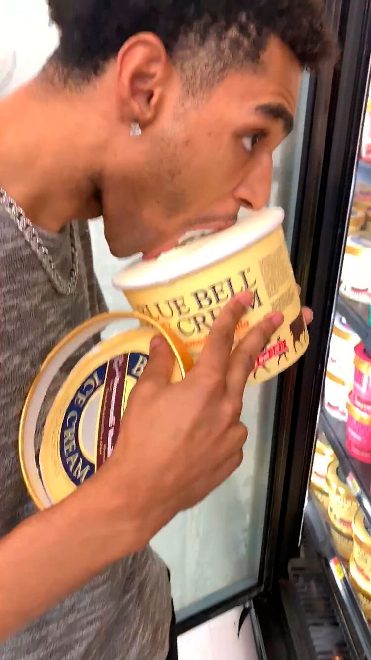 El hombre compartiÃ³ el pasado lunes en su red social el momento en que abriÃ³ un refrigerador del supermercado para apoderarse de un helado de vainilla y lamerlo. (Foto: captura de pantalla)