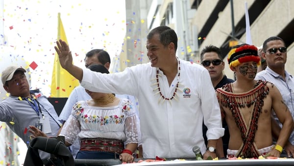 Rafael Correa durante una caravana proselitista por las calles de Ecuador, cuando era aún presidente y nada se sabía sobre los negociados con China (EFE)