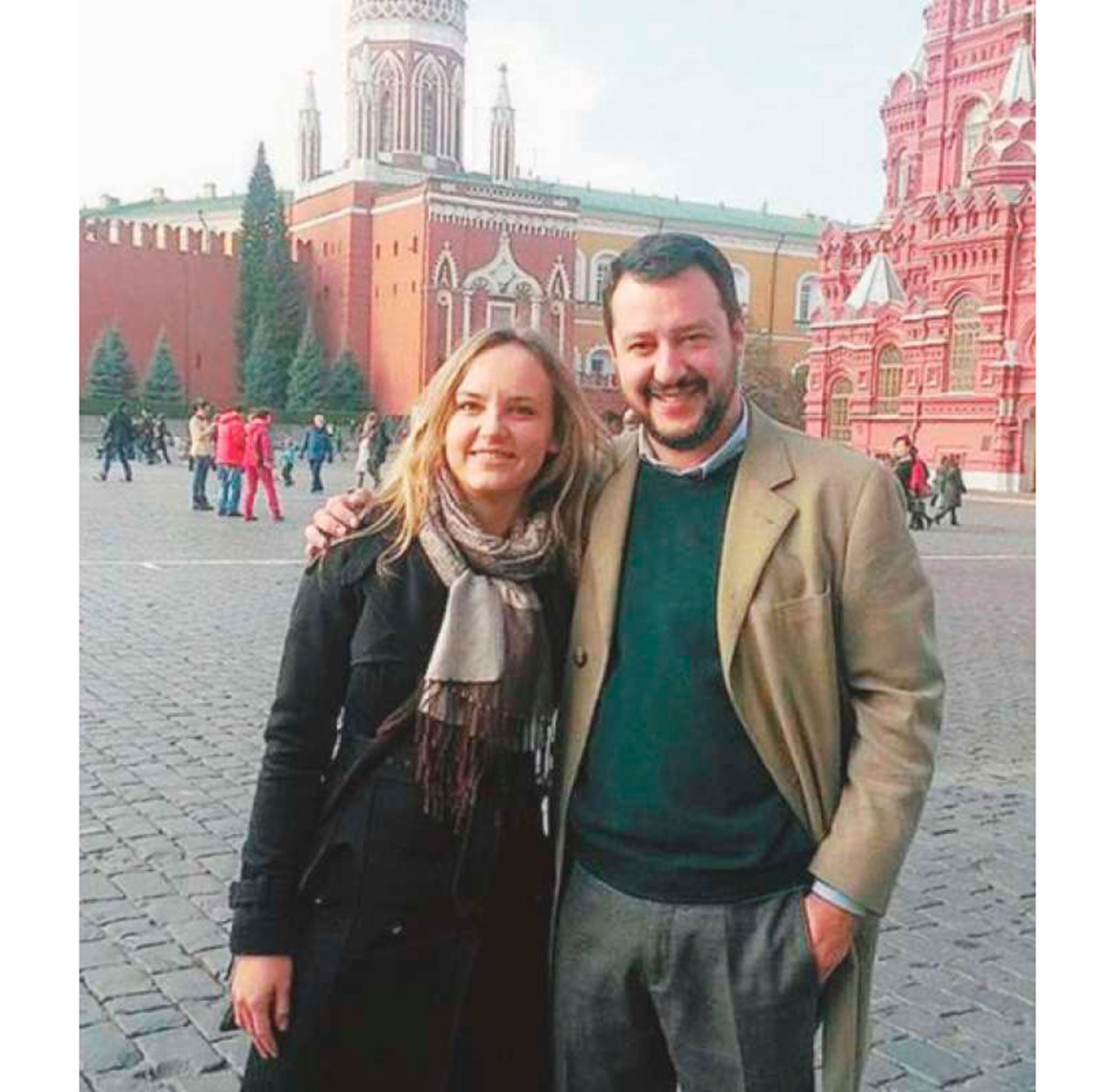 Irina Osipova junto a Salvini durante un viaje a Moscú