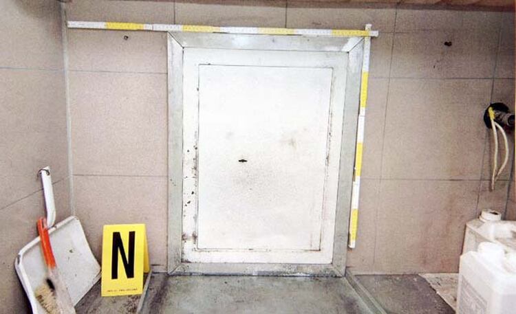  La puerta que llevaba al infierno donde el secuestrador tenía cautiva a su pequeña víctima (EFE)