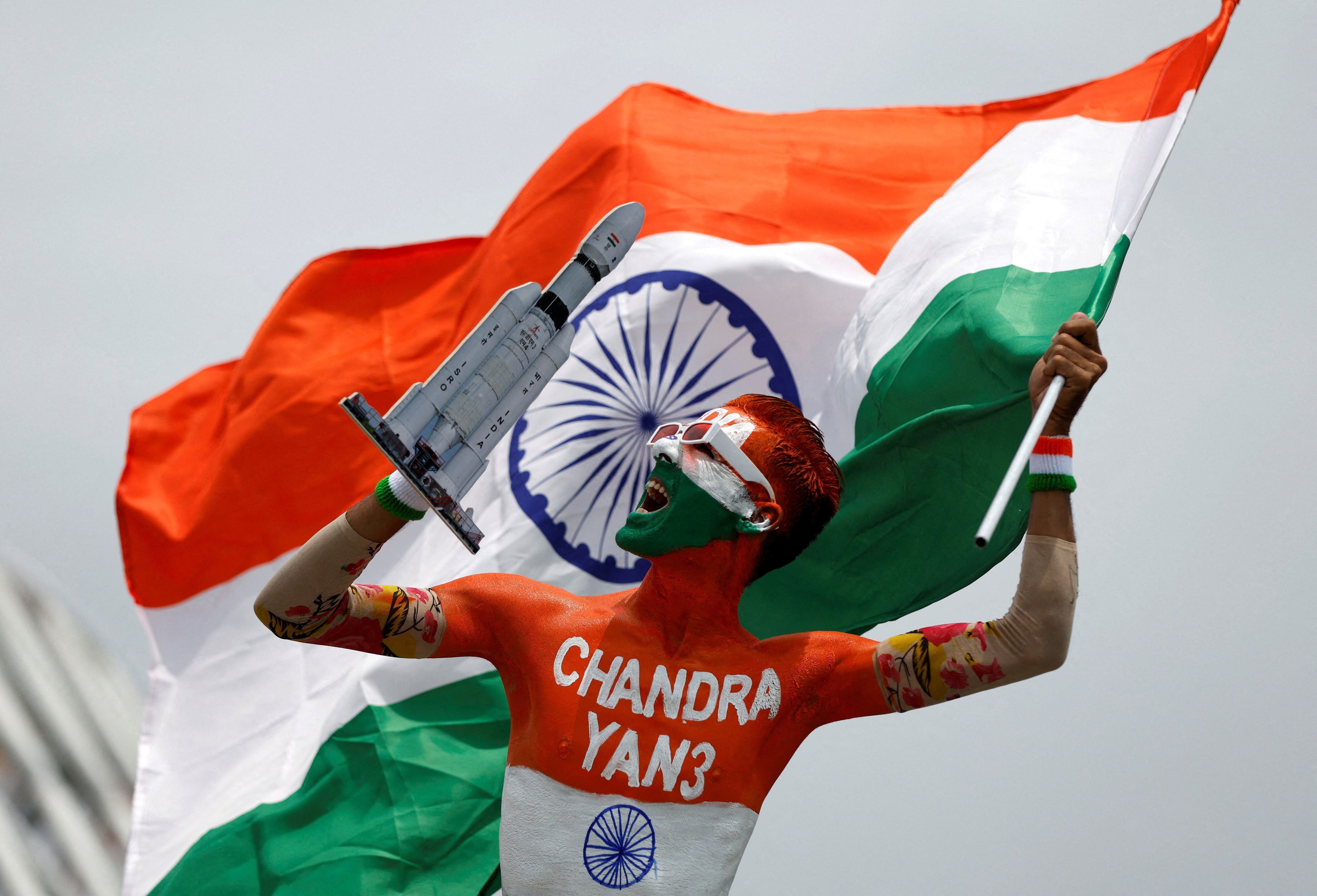 Arun Haryani, un entusiasta con el cuerpo pintado en tricolor reacciona mientras sostiene un modelo de LVM3 M4 que se utilizó en el lanzamiento de la nave espacial Chandrayaan-3 en la víspera de su alunizaje, en Ahmedabad, India, 22 de agosto de 2023. REUTERS/Amit Dave/Archivo
