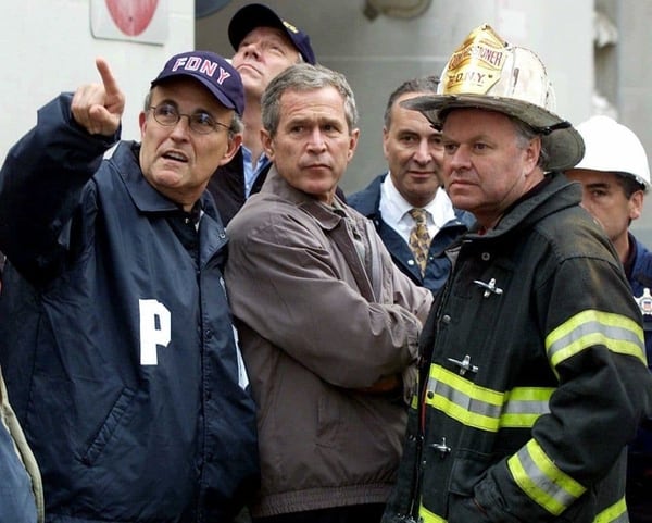 El alcalde de Nueva York, Rudolph W. Giuliani junto al presidente George W. Bush visitando la zona cero del 11-S (Doug Mills/AP)