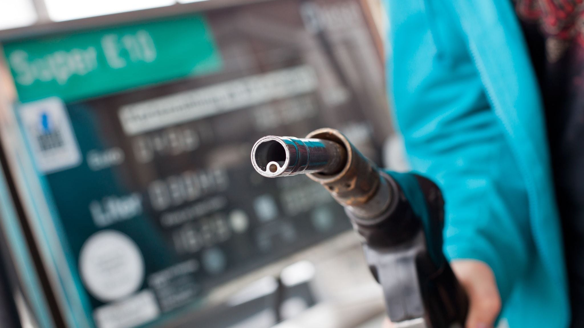 ARCHIVO - Ante la amenaza del surtidor de combustible, con precios en alza, es conveniente extremar los recursos para reducir el consumo del auto. Foto: Daniel Karmann/dpa