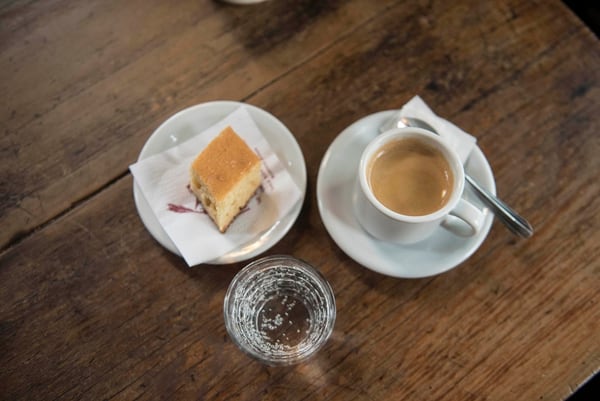 Café, bocadillo y soda, así sirven el servicio de cafetería de La Poesía