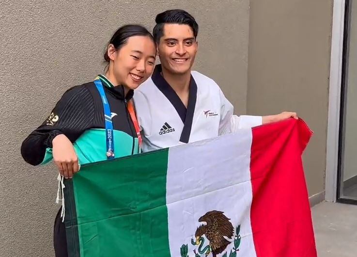Ambos taekwondoines se abrazaron y felicitaron tras la obtención de sus medallas. (Captura de pantalla @JocelynFlores)