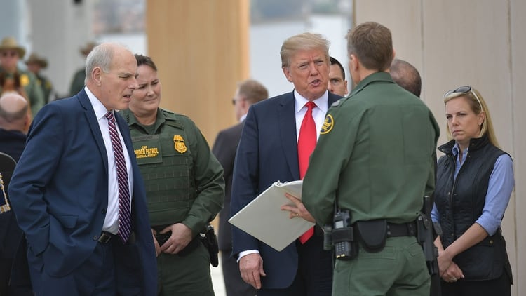 Trump revisó los prototipos del muro en la frontera de México y EEUU el 14 de marzo de 2018, aunque no hubo mayores avances desde entonces (AFP)