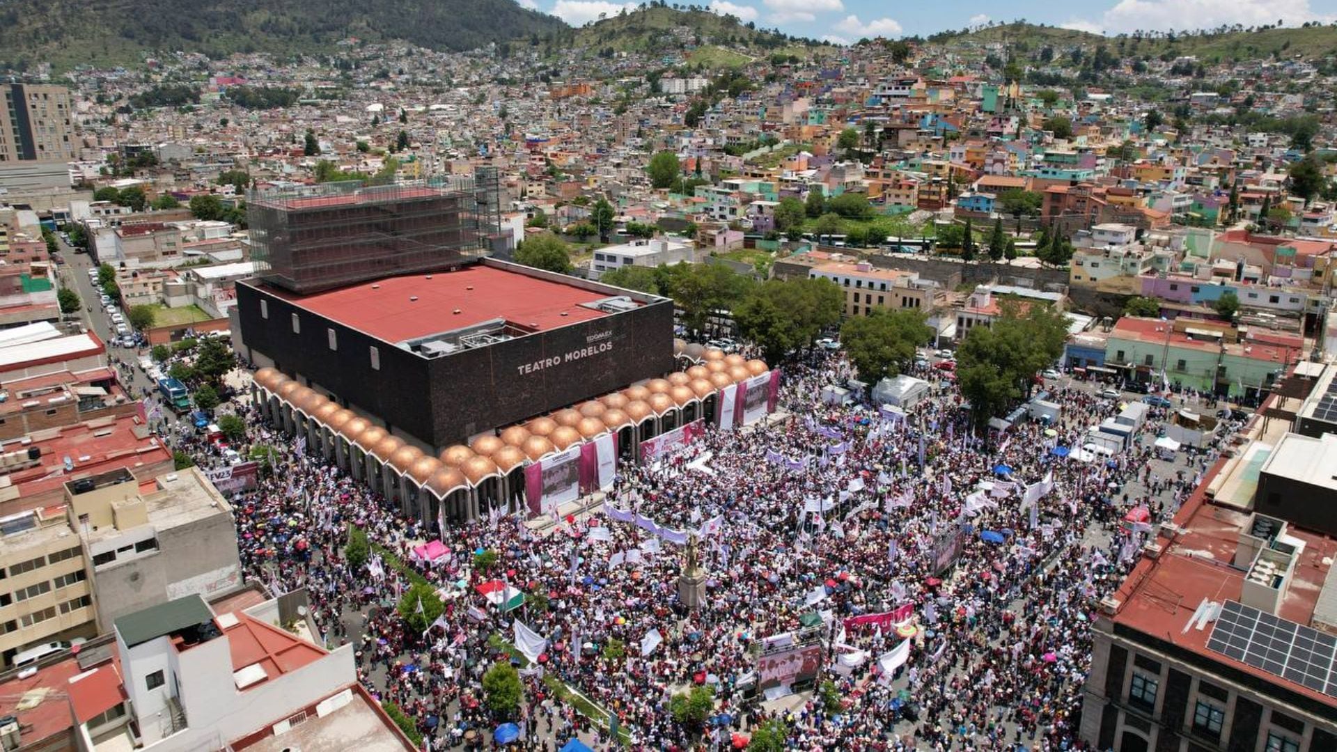 Simpatizantes y funcionarios de Morena se reunieron en la explanada del Teatro Morelos, en Toluca, Estado de México. (Foto: Twitter/@PartidoMorenaMx)