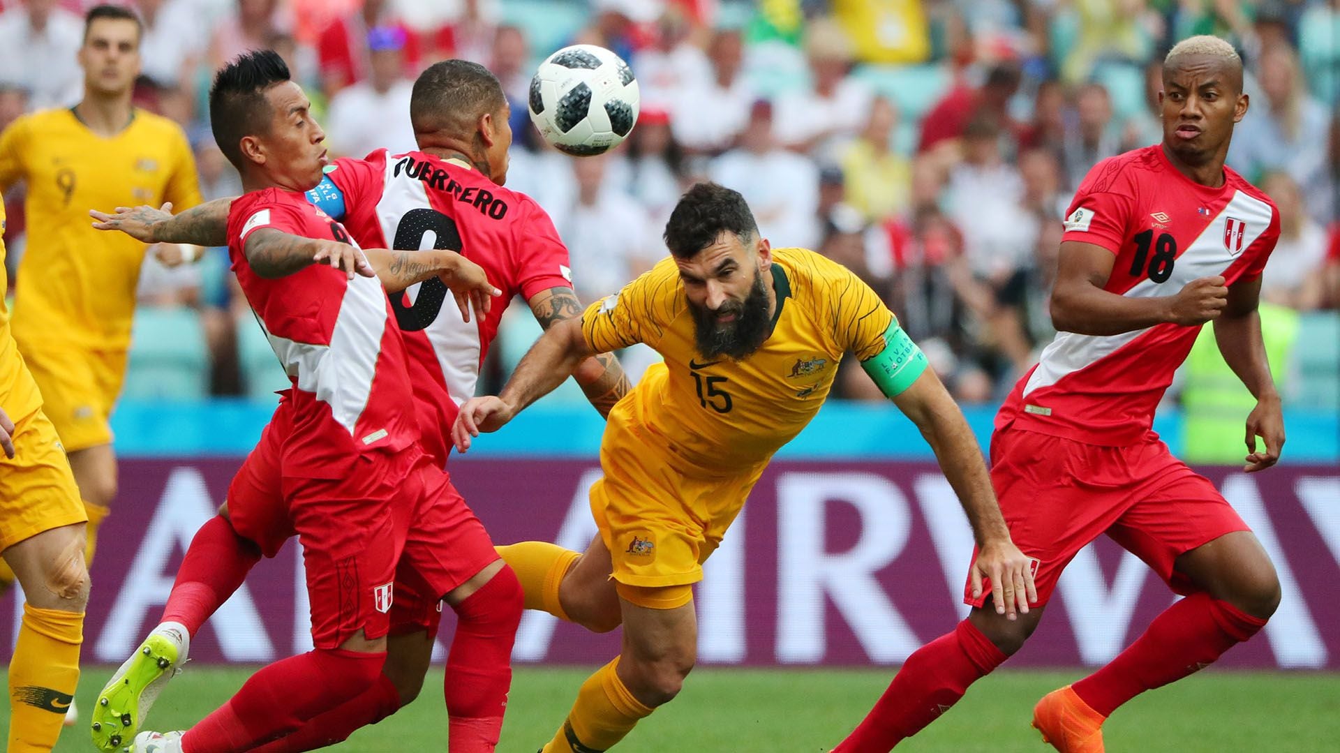 Christian Cueva disputando un balón con el australiano Mile Jedinak en Perú vs. Australia de Rusia 2018. | Foto: REUTERS