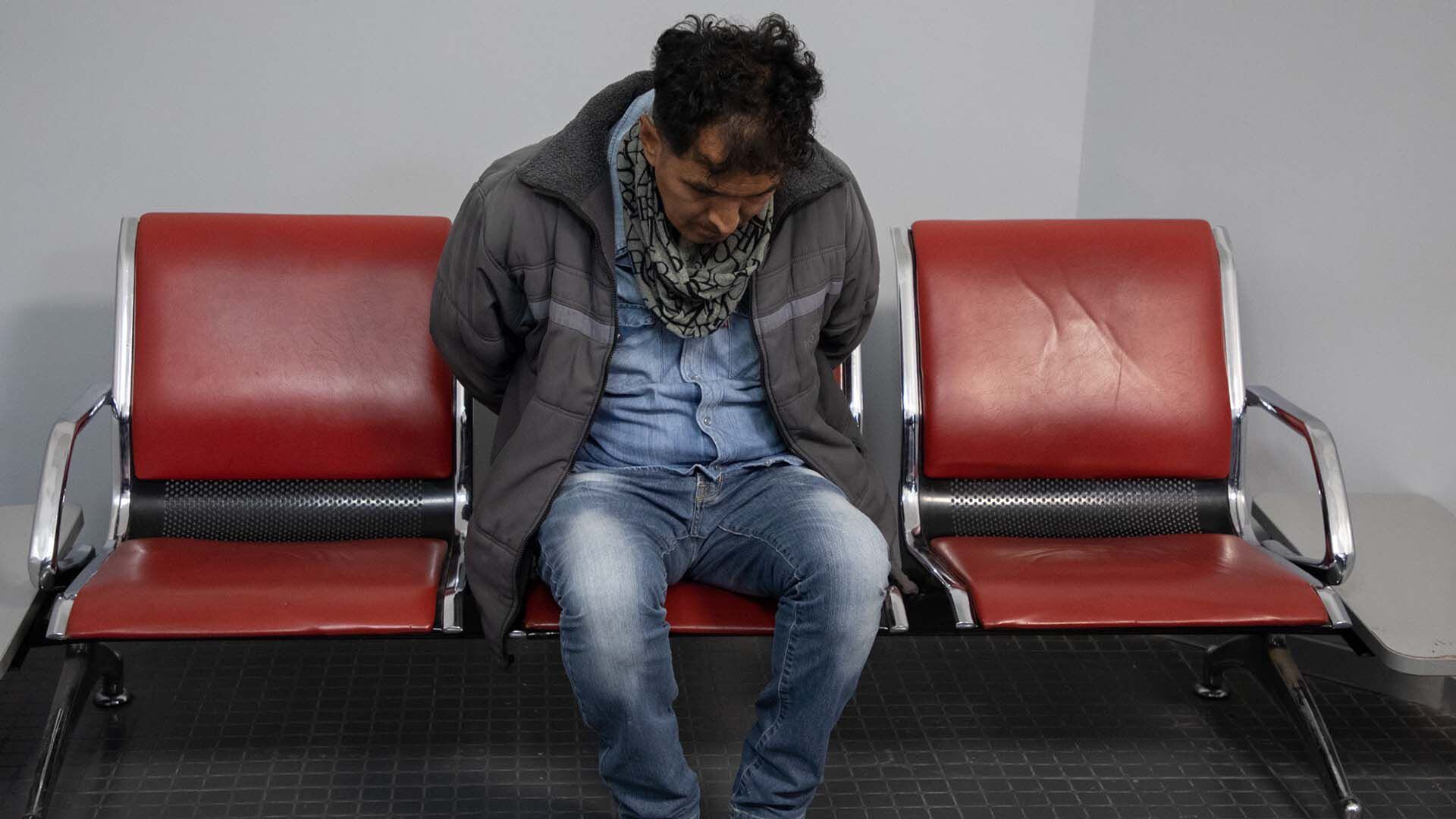 Escobar Ayllon en el aeropuerto de Santa Cruz de la Sierra, antes de ser extraditado a la Argentina