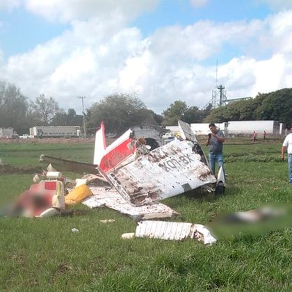 El avión cayó en picada a la altura del kilómetro 18.5 de la carretera Culiacán–Navolato, al lado de una bodega de granos (Foto: Twitter/@campomartemx)