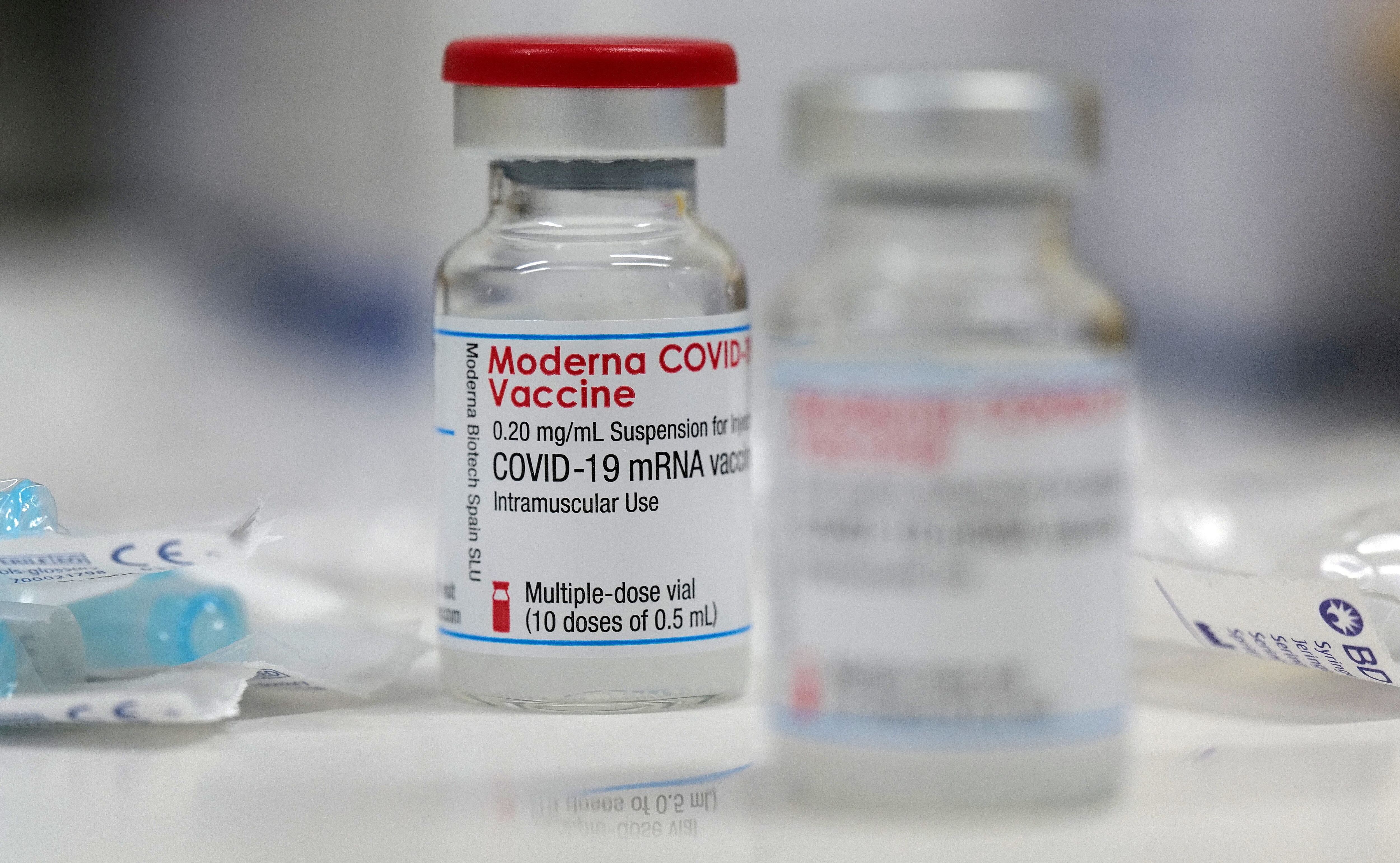 La vacuna Moderna fue 100% efectiva contra la variante Alfa del coronavirus, que había sido detectada en septiembre del año pasado en el Reino Unido (REUTERS/Kai Pfaffenbach/File Photo)