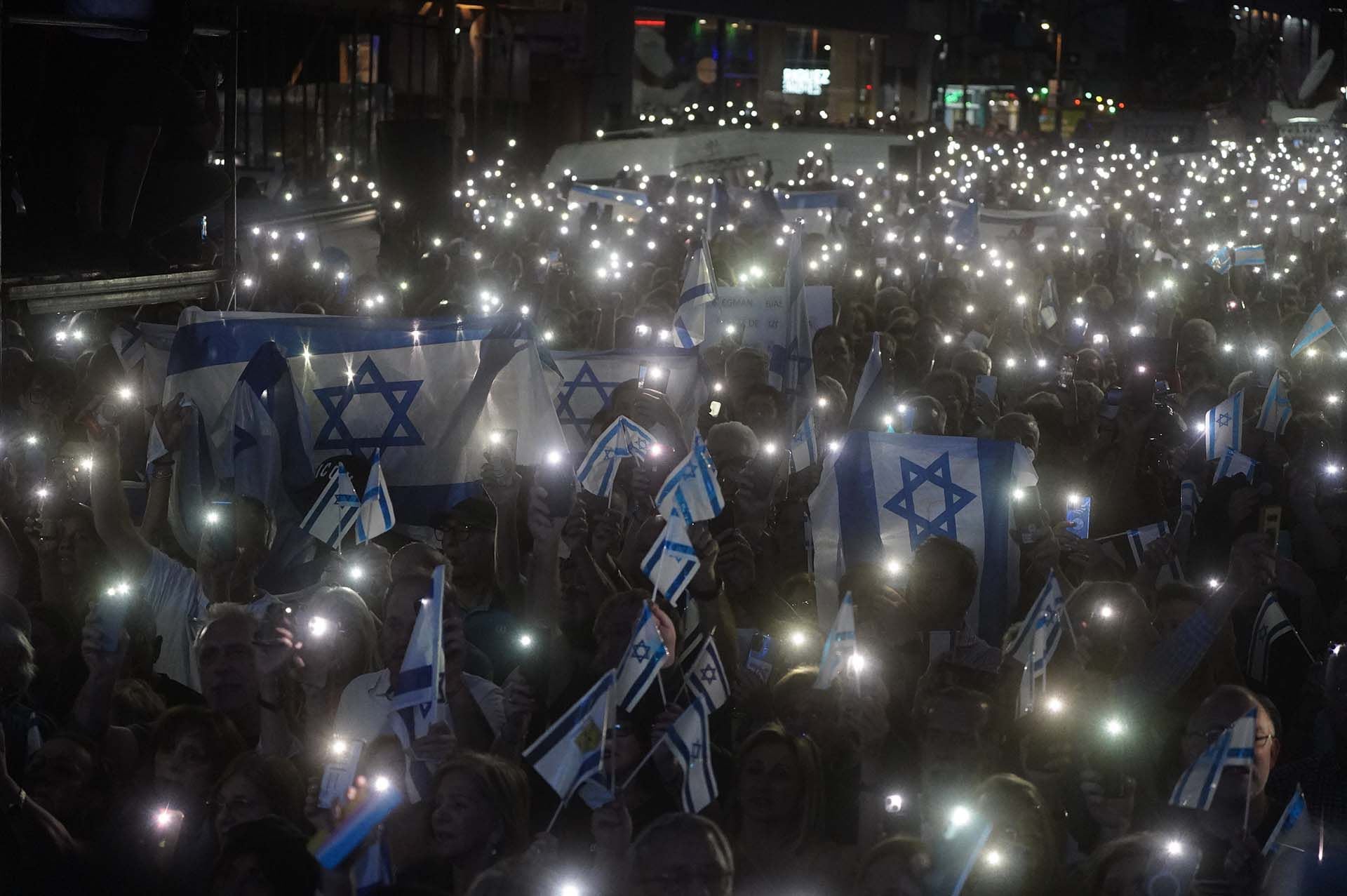 Los celulares iluminando las banderas de Israel en la noche porteña 