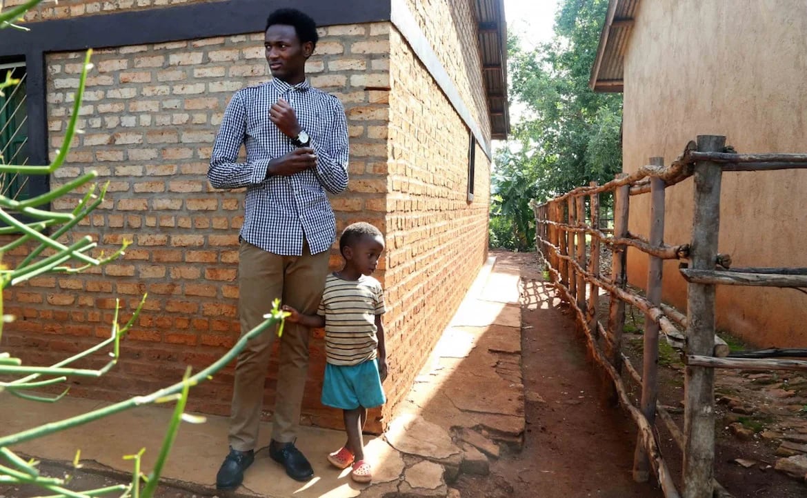 Albert vive con su hermano pequeño, Pacifique, y su familia en el sector rural Mukura de Ruanda. Sueña con ir a la universidad en Estados Unidos o Canadá, pero no tiene recursos. (Whitney Shefte)