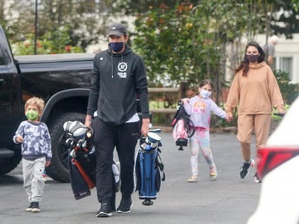 Ashton Kutcher y Mila Kunis disfrutaron un día en el club junto a sus hijos Wyatt Isabelle y Dimitri. Fueron a jugar al golf en Los Ángeles, a donde se los vio llegar a cada uno con sus respectivos tapabocas y también con su equipo de palos (Fotos: The Grosby Group)
