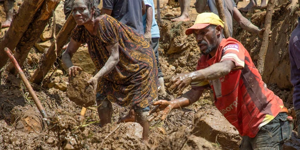 Deslave en Papúa Nueva Guinea: creen que hay 2.000 sepultados, pero sólo pudieron recuperar seis cuerpos y piden ayuda