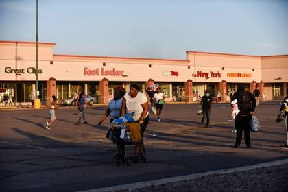 Durante las manifestaciones, se presentaron saqueos a distintos comercios en Minneapolis (Reuters/ Nicholas Pfosi)