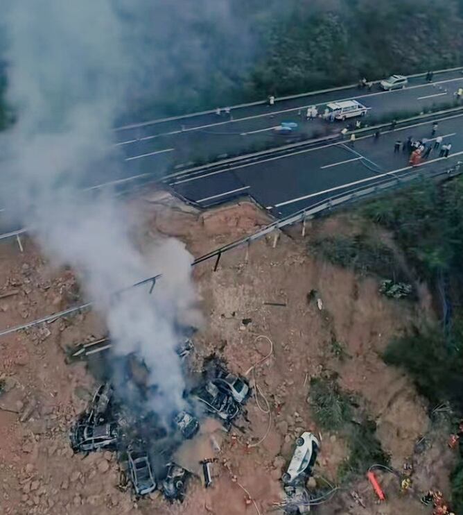 Al menos 19 muertos y más de 30 heridos por el colapso de una autopista en el sur de China