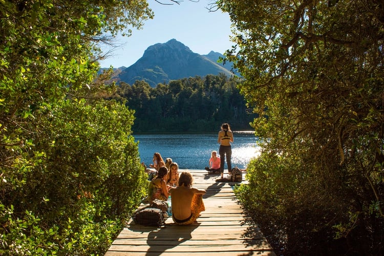 El hecho de que Bariloche esté a orillas del Nahuel Huapi y rodeada de otros lagos, la hace ideal para las excursiones lacustres (Shutterstock)