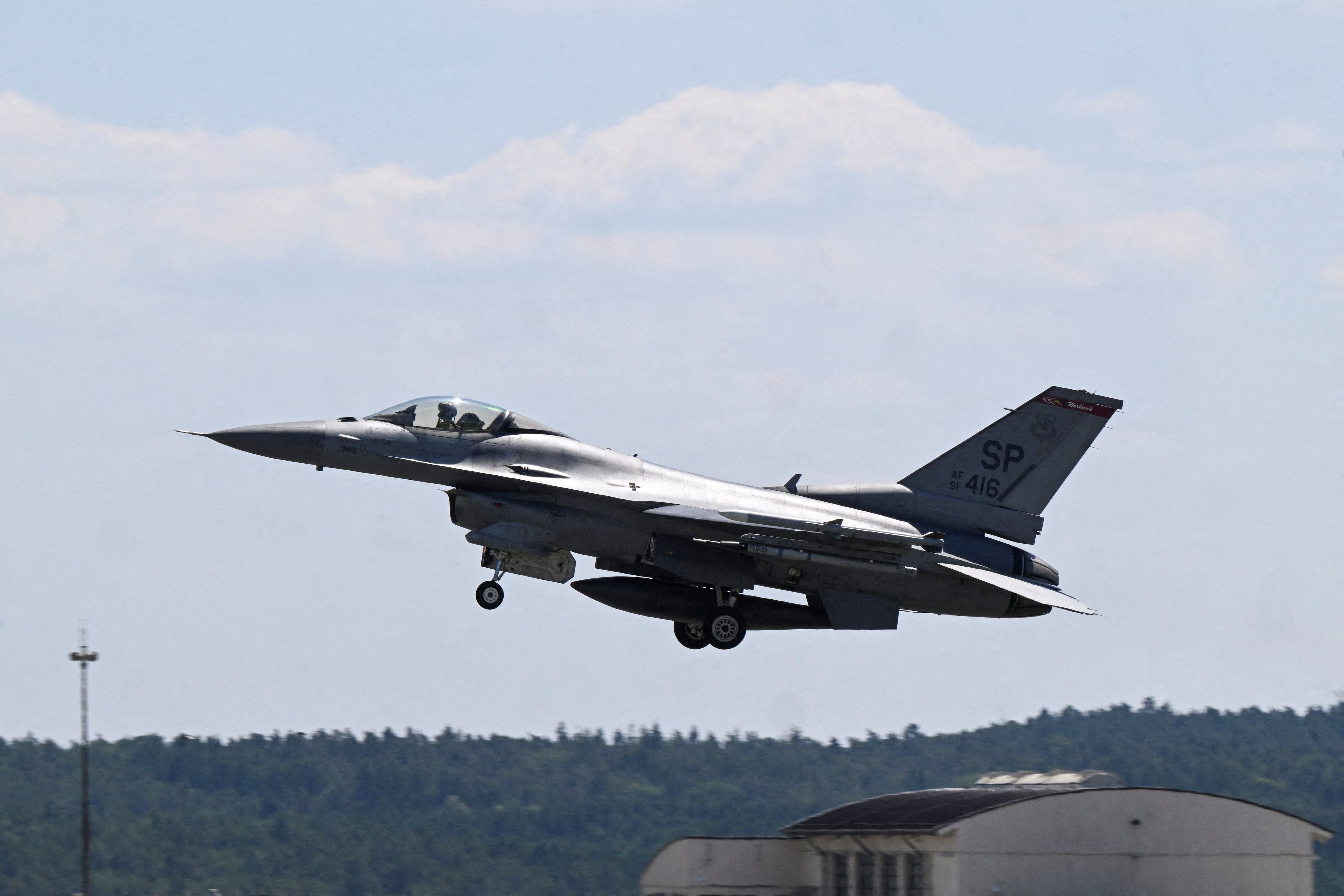 Un avión de combate F-16 despega de la OTAN en la base aérea estadounidense de Spangdahlem, cerca de la frontera germano-belga en Spangdahlem, Alemania, el 14 de junio de 2023 (REUTERS)