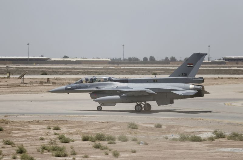 Foto de archivo: Un avión  F-16 en la base iraquí de Balad, en Irak. 20 de julio de 2015. REUTERS/Thaier Al-Sudani